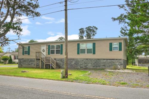 Charlie's Cove - Pet friendly w/Fenced yard!