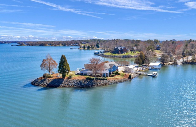 Charlotte Lux Lake House Private Peninsula, Hot Tub & Beach, Wheelchair access