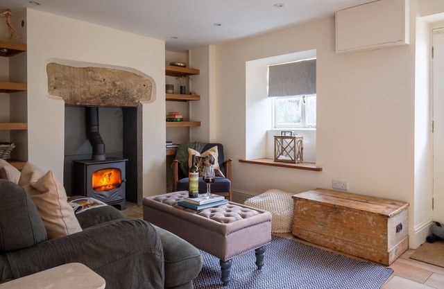 Charlton Cottage, Tetbury - sleeps 4 guests in 3 bedrooms