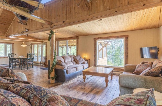 Charmant Chalet au Lac Taureau Idéal Pour Motoneiges ou Bateau. Quai Privé