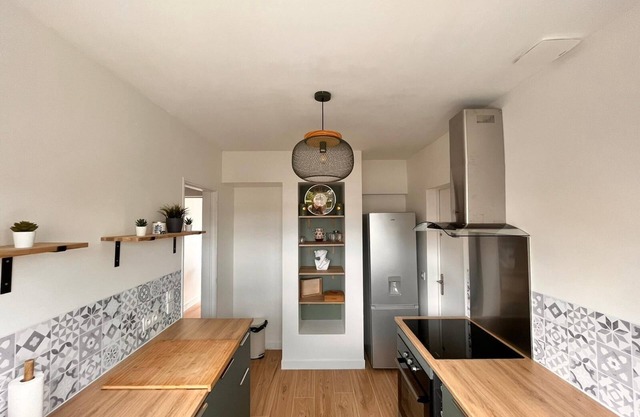 Charmant Duplex Avec Grande Terrasse en Cœur de Ville, Proche Gare et Commerces