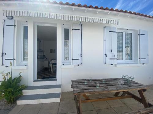 Charmant T2 avec Terrasse Privée, à 600m Plage et Commerces, La Tranche-sur-Mer - FR-1-22-278