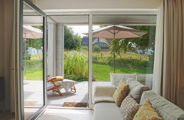 Charmante TOP Ferienwohnung Wippsteert auf Rügen, großer Garten und Sonnen Terrasse am Golf Platz und Nationalpark Jasmund