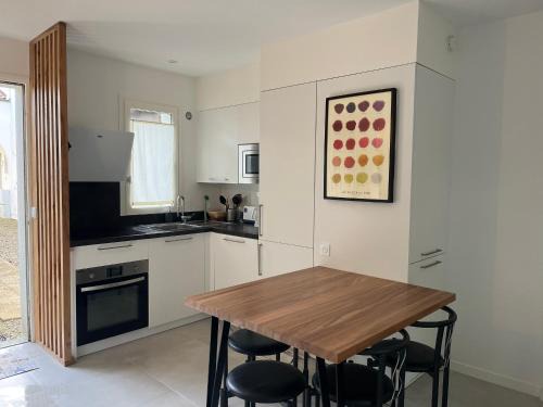 Charmante villa rénovée 3* avec terrasse et jardinet, à 200m de la plage de Nauzan, idéale familles! - FR-1-539-46