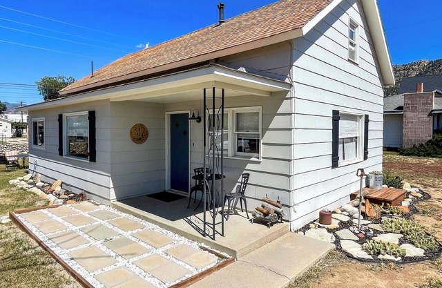 Charmed Western Bungalow Downtown BV STR-109