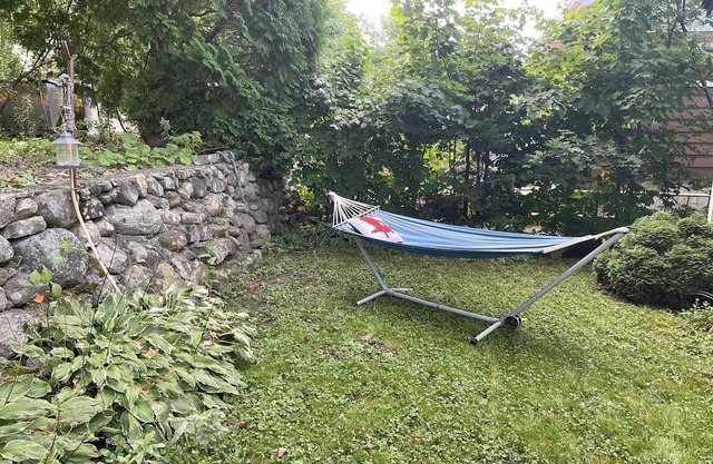 Charming chalet with access and view of the lake!