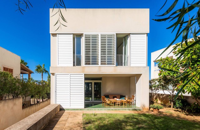 Encantadora y moderna Villa Mercedes con una vista única al mar.