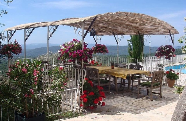 Amplia villa con piscina y vistas