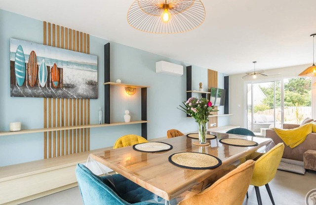 Casa moderna con jardín, cerca de la playa, para familias, admite mascotas y tiene todas las comodidades.