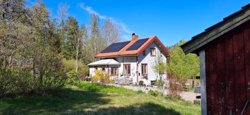 Charmigt äldre hus, laddbox 22 kw, 5 bil-minuter till bad