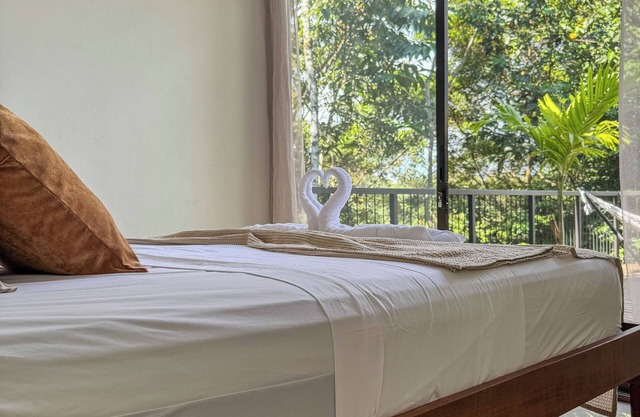 Charming 2-bedroom bungalow with AC, Starlink WiFi in jungle close to corcovado