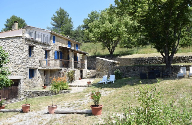 Charming gîte in the heart of nature in the Drôme Provençale with Jacuzzi near Nyons