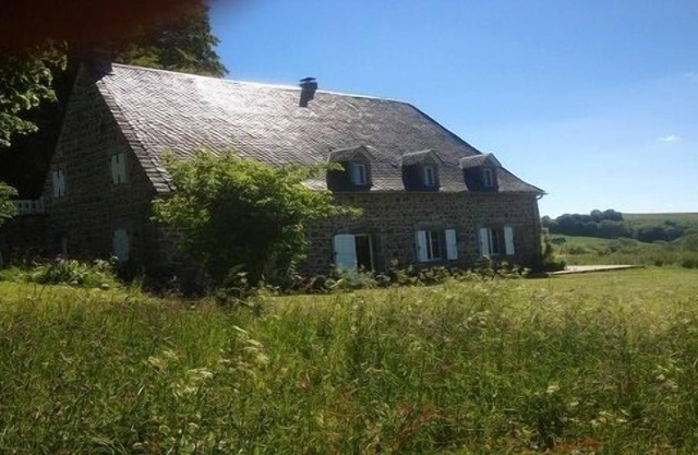 Encantadora casa en el corazón de la Auvernia de 260 M2.10 hectáreas de propiedad.