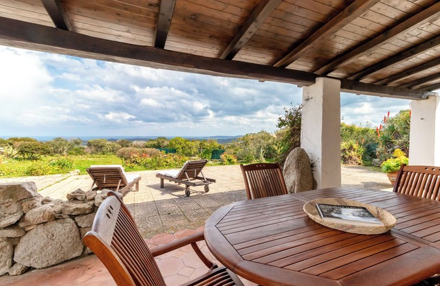 Encantadora "Villa Vista Mare Santa Teresa" en el Verde con vistas al mar, jardín y terraza
