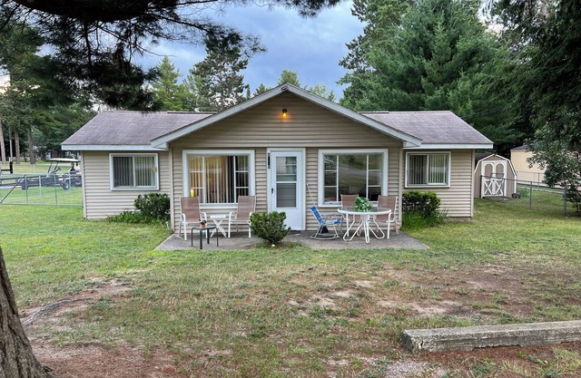 Charming 1-bedroom 1/2 house in soothing St Helen Hideaway with WiFi