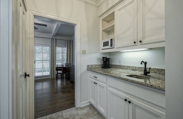 Charming 1-bed condo for weekly or extended stays
