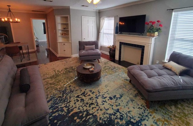 Charming 1 Bdr/ 1 Bth Upstairs Unit in Med Center