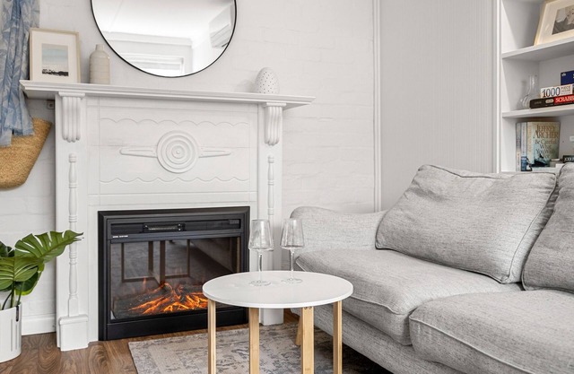Charming 1-Bed with Fireplace by the Beach