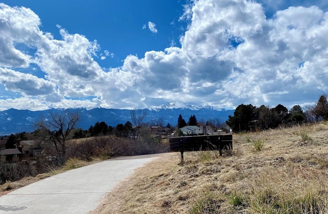 Charming 1-bedroom guest house in fabulous Colorado Springs with AC, WiFi, W/D