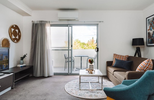 Charming 1-Bed by South Point Shops