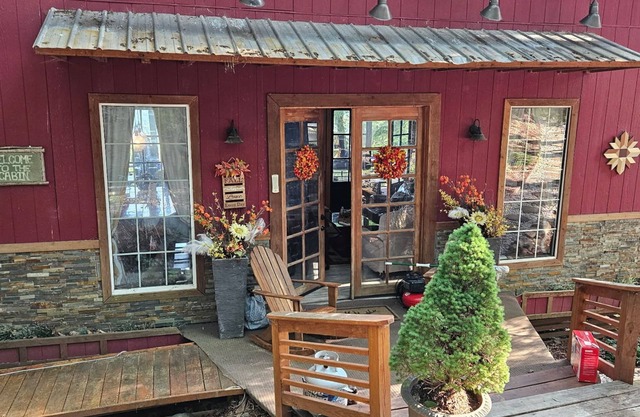 Charming 1+-bedroom cabin in marvelous West Jefferson with incredible views