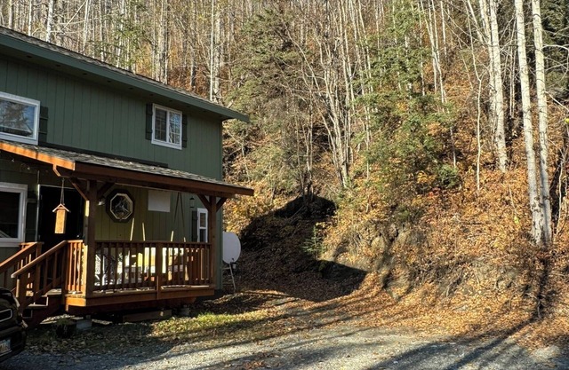 Charming 1-bedroom tiny farmhouse in enchanting Sutton-Alpine with WiFi.