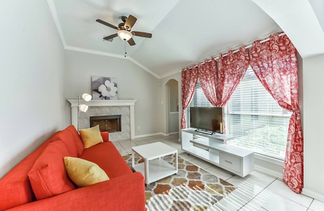 Charming 1 Bedroom 1 Bathroom Home with Full Kitchen