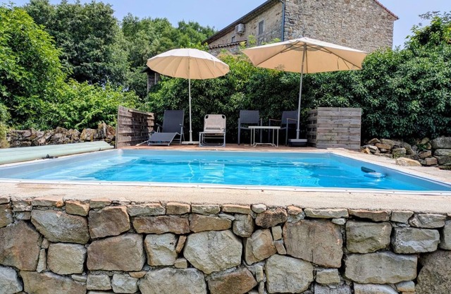 Charming 1 bedroom apartment in stone house with swimming pool, air conditioning