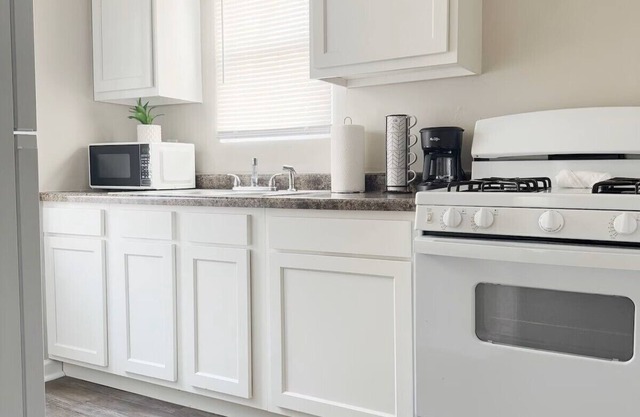 Charming 1-bedroom apartment with AC, WiFi in enchanting Evansville