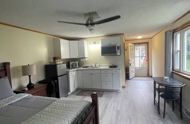 Charming 1-bedroom apartment in delightful Waynesboro with WiFi, AC