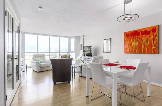 Charming 1-bedroom apartment in phenomenal Vancouver with AC, fitness room, WiFi
