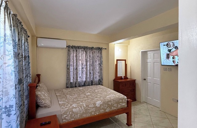 Charming 1-bedroom apartment with WiFi and AC at Castle Berry Unit 207