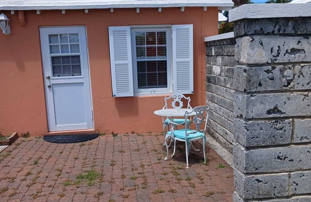 Charming 1-bedroom apartment in delightful Pembroke with WiFi, AC