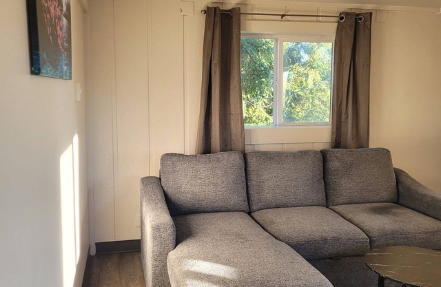Charming 1-bedroom apartment in lovely Coos Bay. Wi-Fi included!