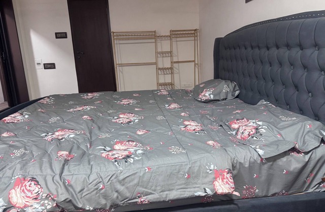 Charming 1-bedroom apartment with WiFi, AC in enchanting Chennai near PoesGarden