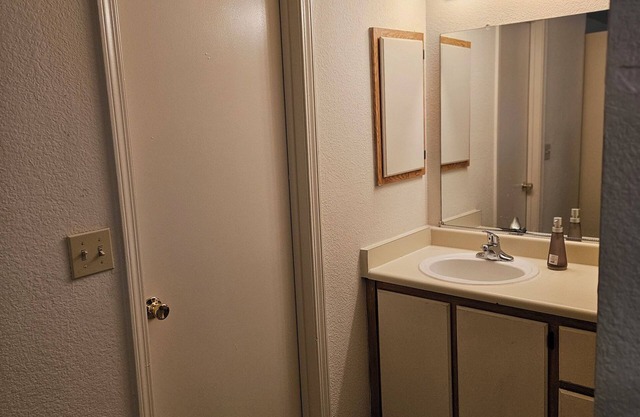 Charming 1-bedroom apartment in delightful Vallejo in a safe gated community,
