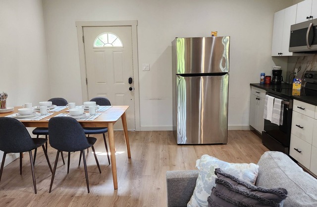 Charming 1-bedroom apartment in welcoming Dallas with WiFi, AC
