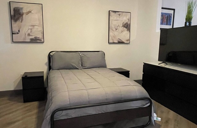 Charming 1-bedroom apartment in wonderful Decatur with fitness room, AC