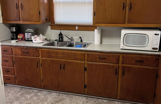 Charming 1-bedroom apartment with WiFi, AC in awesome Toledo