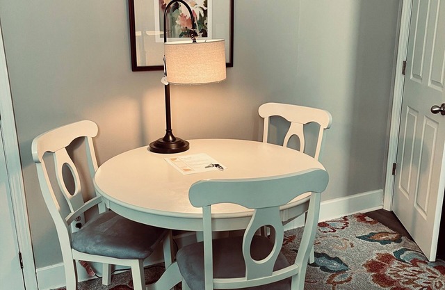 Charming 1-bedroom apartment in fantastic Warren with AC