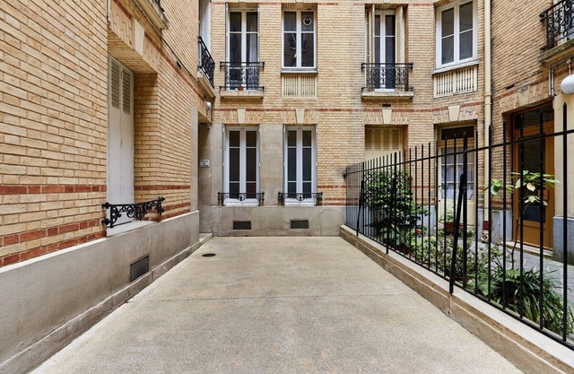 Charming 1 Bedroom Apartment Eiffel Tower