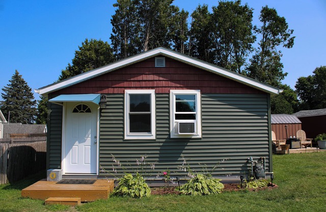 Charming 1-bedroom cottage lake views/access, Malletts Bay Colchester, AC, WiFi