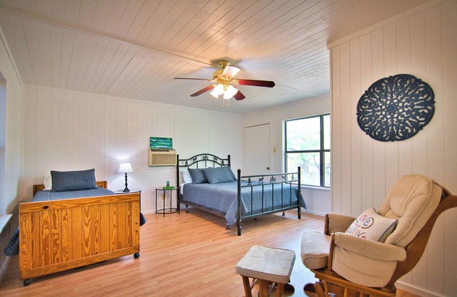 Charming 1-bedroom cabin with WiFi, AC 9 miles N. of Mason, TX