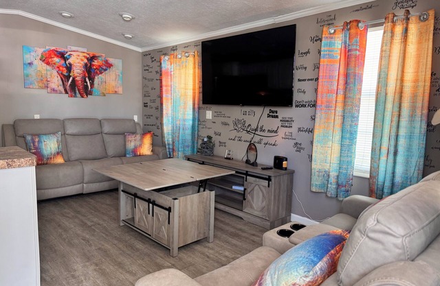 Charming 1-bedroom cottage in a rv resort community near IMG Academy