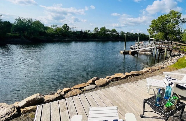 Charming 1 bedroom cottage with water view, beach access, WiFi & AC in Fairfield