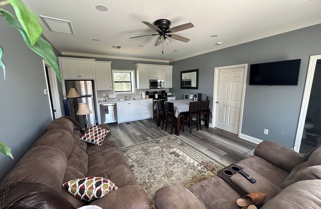 Charming 1-bedroom cottage in Ridge/Judice community with central AC/Heating.