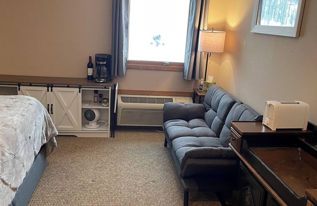 Charming 1-bedroom condo at the base of Schuss Mountain. Ski in/Ski out.