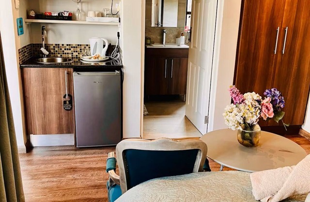 Charming 1-bedroom cottage in fantastic Cape Town with AC, WiFi