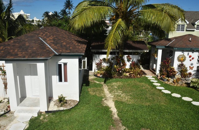 Charming 1-bedroom cottage in delightful Cable Beach Nassau with WiFi, AC,