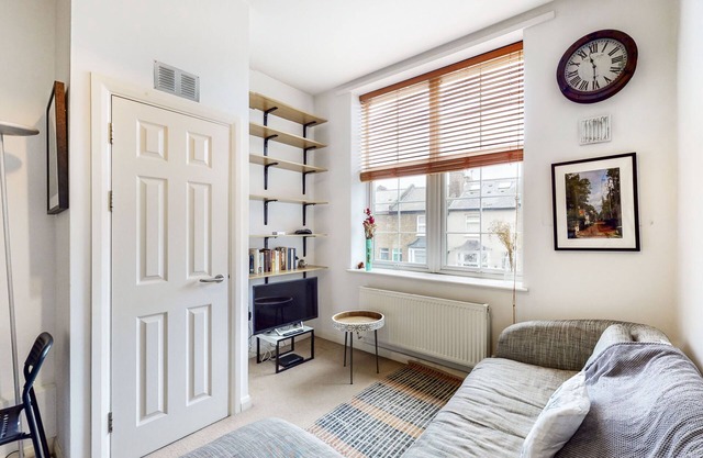Charming 1 bedroom flat with parking in Brentford